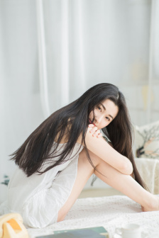 校花光屁股穿裙子被老师打屁股